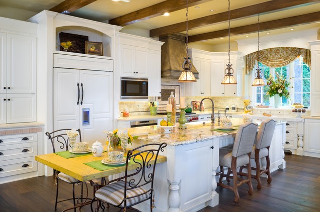 餐厅是我们每天饮食的重要场所,餐厅风水好坏,都会影响到家人的健康,事业,家庭关系等。那么,餐厅风话虽讲究有哪些呢?餐厅风话虽有哪些禁忌呢?需要注意什么事项呢?下面是餐厅风水禁忌讲究,大家一起来看看吧! 餐厅风水禁忌讲究 餐厅风水禁忌 餐桌不宜正对大门 餐桌正对大门容易漏财,住宅风水学讲究“喜回旋忌直冲”,如有犯冲便会导致住户的元气易泄,风水因而大受影响。若餐桌与大门成一直线,站在门外便可以看见一家大小在吃饭,那绝非所宜。 餐桌不宜对着厨房 厨房经常涌出油烟等,温度又比较高,饭台在对面,对其家人的健康有碍,如:易产生心烦、脾气暴躁等心理状况。 餐厅方位餐厅自身方向最好设在南方 如此一来,在充足的日照之下,家道将会日渐兴旺,若餐厅内设置冰箱,则方位以北为最佳,不可向南。 餐厅与厨房共享一室不佳。 将餐厅与厨房合二为一,非常不好。因为炒菜时积留的油烟气会影响用餐卫生。 厨房与餐厅的布置要重简单及洁净 千万不能杂乱或摆设太多装饰品。毕竟唯有浸溶于温谧的心绪,不能受外物干扰,才能愉悦用餐。厨房与餐厅的构造将会影响到人的健康,因此居住者不仅要注意餐厅内的格局及摆设布置,尤其厨房需注意保持空气的流畅及清洁卫生。 布局餐厅和厨房的位置最好设于邻近 避免距离过远,耗费过多的置餐时间;餐厅不宜设在厨房之中,因厨房中的油烟及热气较潮湿,人坐在其中无法愉快用餐;厨房地面要平坦且忌比宅内个房间高。 餐桌之上不宜用白蜡烛吊灯 有些吊灯由几枝蜡烛形的灯管组成,虽然设计新颖,颇有观赏价值,但若把它悬挂在餐桌之上,那便似是把长短不一的白蜡烛堆放在餐桌之上,这绝非吉兆。因为白蜡烛是丧事的象征,把它放在――一家大小共同进食之处,其后果可想而知,故此必须尽量设法避兔,但其他颜色的蜡烛则无碍。 餐桌切忌正对厕所门 厕所在风水上被视为“出秽”的不洁之处,故此愈隐蔽便愈好,如对正餐桌,往往导致家人健康不良。 餐桌附近忌放驻杂物 太多的杂物会破坏整个餐桌与饭厅构成的风水,容易导致家庭不和睦,影响夫妻感情。 餐桌不宜正对神台 神台是供奉神抵及祖先之处,严格来说,不宜与凡人进食之处太接近,毕竟始终阴阳异路,仙凡有别。倘若神台所供奉的是观音、佛祖诸神,由于他们均是戒杀生而茹素吃斋,而一般人家吃饭却有大鱼大肉,正面相对便会显得格格不入。如有可能,还是把餐桌尽量与神台保持一段距离,而最重要的是把餐桌移开,务求两者不形成一条直线。 餐桌质地不宜用大理石及玻璃 大理石与玻璃等材质制成的餐桌较为坚硬、冰冷,虽然艺术感较强,但因其易迅速吸收人体饮食后产生的能量,不利于就餐者的坐谈交流,因此不宜全部用于正餐桌。 餐桌不宜尖角 餐桌最忌有尖角:尖角角度愈小便愈尖锐。因为三角形餐桌会导致家口不和,家人的健康受损,棱形餐桌则会导致钱财外泄等。至于那些波浪形水状的餐桌,虽与传统不符,但因并无尖角,因此尚可勉强选用。 餐桌及坐椅不宜被“灯”压着 因为当有人坐着时,便自然形成灯压头之势,形响思维的活跃性,也不利于事业的开拓发展。 餐桌不宜被门路直冲 餐桌是一家大小聚首吃饭的所在,必须宁静安稳,才可闲适地享用一日三餐,如有门路直冲,则不但有损风水,更令家人食不甘味,而如果餐厅多通道,则犹如置身在旋涡中,周身不畅,亦须尽量设法改善。 家人用餐时忌坐在本命卦的凶方 用餐区的布置既要避免空间过于封闭,又要显示出它的围聚性。家庭成员在用餐时不宜坐在自己本命卦的绝命、祸患等方位,长期坐在这些方位用餐会不利身体的健康。 餐厅忌位于卫浴间的正下方 餐厅的正上方不宜是卫浴间,也就是说餐厅忌位于上一层楼厕所的正下方。因为餐厅是一家人用餐的地方,而卫浴间是排泄污秽的地方,有较重的秽气和湿气,坐在下面用餐会让人感觉无心用餐,影响食欲。这种格局不利于家人的健康,也会影响家运。 餐桌不宜摆放在对家宅不利的方位 所谓不利的方位是指户主五行不合的方位。比如男主人属于东四命,便要避免在西、西南、西北以及东北这四个方位摆放餐桌;如果户主属于西四命,便要避免在东南、东、南及北方摆放餐桌。 推荐阅读:餐厅吊顶风水注意什么事项 餐厅风水注意事项向健康看齐 一、餐厅风水设计禁忌 1、餐厅风水设计忌混搭 时下正流行混搭精神,两种迥异风格揉合出的独有味道,是追求个性的年轻最爱。但要避免多种风格混搭,看似简单的混搭设计内里包含设计技巧,门外汉不知其中的精髓,很容易混搭变成了混乱,反而把餐厅装修得不伦不类。 2、餐厅风水设计忌蓝色 蓝色在现代设计中具有热带风情。但不宜用在餐厅或是厨房,蓝色的餐桌或餐垫上的食物,总是不如暖色环境看着有食欲;;同时不要在餐厅内装白炽灯或蓝色的情调灯,科学实验证明,蓝色灯光会让食物看起来不诱人,产生影响食欲的表现,因此餐厅设计忌用蓝色作为主色调。 3、餐厅风水设计忌过多射灯 餐厅射灯一般用来装饰,但在餐厅射灯过多,变成射人,易让人产生眩晕的感觉。有的餐厅则选择把射灯射向桌面,认为在灯光下,菜肴更显精致,要是一两盏射灯尚可接受,切忌大规模对焦,把餐桌面弄得耀目刺眼,想进食而不 得食。 二、餐厅装修风水禁忌 1、餐厅风水禁忌朝向暗方 一般餐厅朝向向阳比较好,如餐厅朝向南方,南方光线充足,不过如果餐厅里面放置了冰箱的话,就要相反朝向北方为宜。 2、餐厅装修风水忌与厨房相连 餐厅装修风水禁忌中餐厅的位置应与厨房分开,因为厨房的油烟大,也有很多细菌滋生,不分割开的话,就很容易使食物受到污染,油烟也会影响进食环境。 3、餐厅装修风水忌在卫生间正下方 餐厅正上方忌卫生间,残提高是一家人用餐的地方那个,卫浴是排泄污秽的地方,有较重额时期和秽气,坐在下面用餐会让人感觉无心用餐,影响食欲。这种格局不利于家人的健康,也会影响家运。 4、餐厅装修风水忌过暗或刺眼灯光 餐厅装修照明过暗,会影响用餐氛围和食欲。餐厅照明刺眼的话,不利于正常用餐。因此好的餐厅照明应该是光线比较柔和的。一般黄色比较合适,黄色是能够激发人食欲的颜色,也有利于营造温馨的环境,加深家人的感情交流。 5、餐厅装修风水忌大面积使用马赛克 马赛克一般用在洗手间,给人一种干净整洁,但要是用在餐厅的话,则相反。总爱在洗手间,厨房等地出现的马赛克已经被赋予一定的标签,在一个铺有马赛克有餐厅用餐,总让人边吃边联想起洗手间。 三、餐厅装饰、摆放风水禁忌 1、餐厅装饰风水忌过多 餐厅装饰不要太多,一来显得杂乱,对食欲不利;二来过多的物品表面容易成为细菌的附着点,影响健康。 2、餐厅餐桌摆放忌直冲门 餐桌一般不能直冲着大门、厨房门和厕所门,一是考虑到污秽的传播,二是因为门是流通的地方,正对着门会使元气丢失,不易于风水的聚集。 3、餐厅餐桌摆放忌不平稳 餐桌椅一定要讲究“四平八稳”,年轻人喜欢标新立异,创意家具大受欢迎,甚至用摇椅作为餐椅。其实,摇晃不定的状态并不利于用餐。不但会给人眩晕感,还会影响消化系统。餐桌也如是,凹凸不平的餐桌虽然个性,但摆设性更大于功能性。 4、餐厅餐桌忌直冲道路 餐厅是全家用餐的地方,需要宁静舒适的环境享用美餐。如有大路直冲,便会有损风水。餐厅多通道犹如置身在旋涡中,让人产生危机感,坐立不安。 四、餐厅风水禁忌之用餐环境 1、餐厅用餐环境忌座本名凶位 用餐区要避免空间的封闭,又要体现团聚性。家庭成员在用餐时忌坐在自己本名卦的绝命、祸患等方位,长期坐在这些方位用餐会不理身体健康。 2、餐厅用餐环境忌黑灯瞎火 摇曳的烛光、淡雅的香氛是小资族烛光晚餐的必备品,但设计时要注意选用可调节灯,千万不要为了营造浪漫效果而减少餐厅的灯光布置,否则,当某天换种情绪后,就会发现开始讨厌黑灯瞎火的餐厅。 推荐阅读:餐厅灯饰风水摆放讲究 五大餐厅风水禁忌需知 一、家具 餐厅家具主要是餐桌、餐椅和储物柜等,它们摆放的位置以及装饰应方便人们的走动与使用。家具的材质以实木为宜,实木家具富有亲和性,清新环保,带有自然的气息,利于家庭吸纳有益的气息。家具的色调宜选比较中性的天然木色、咖啡色、黑色等。尽量避免使用过于鲜艳的色系。 二、墙壁的颜色 墙壁的颜色主要以素雅为主,如灰色与白色,不能太刺眼,没漆尽量不反光,也可配合家具选用一些明快清朗的色调,在矛人温馨感的同时,提高进餐者的兴致。 三、挂画 最好选择可以进餐提供和谐气氛的图画。如食品写生、欢宴场景或意境悠闲的风景画等。面各种仿真的鲜果装饰也有着同样的效果。 四、装饰品 镶嵌在墙上或餐具柜上反映餐桌的镜子,能够反射出食物及餐桌,还可延伸空间,增强食物的能量,是餐厅中非常好的立面装饰之一。 五、照明 餐桌上的照明以吊灯为佳,也可选择嵌于天花板上的照明灯。餐厅的炮光一定要较为柔和,才能增加用餐的温馨气氛,强化家庭成员之间的感情交流。 食物对于人的身体健康有很重要的影响,因此,用餐环境的优劣就不得不重视起来。此外,餐厅还是全家人高度聚集的公共空间之一,自然居住者更需要注意餐厅的风水格局及摆设布置。